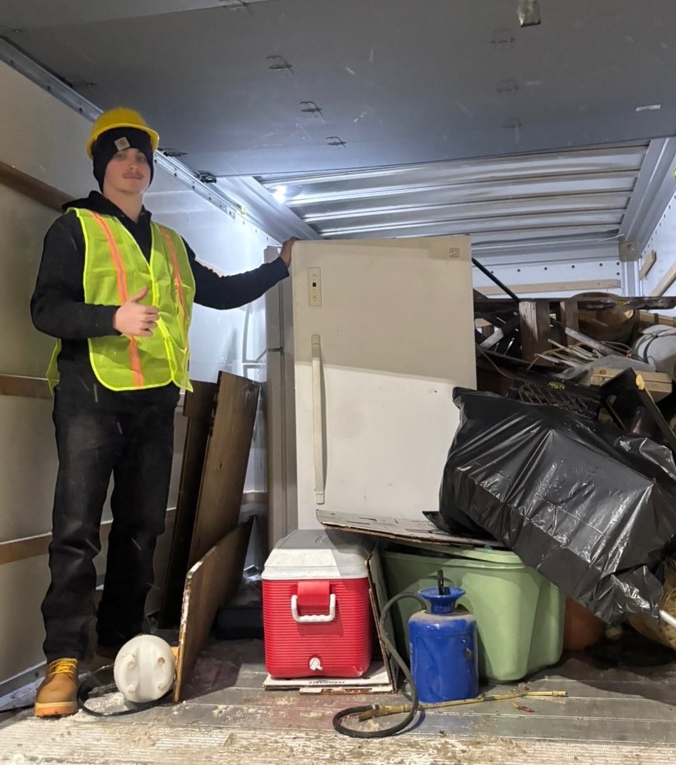JYD crew loading truck
